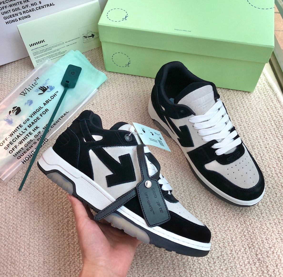 Off-White Out Of Office Black / White Suede — vista principal