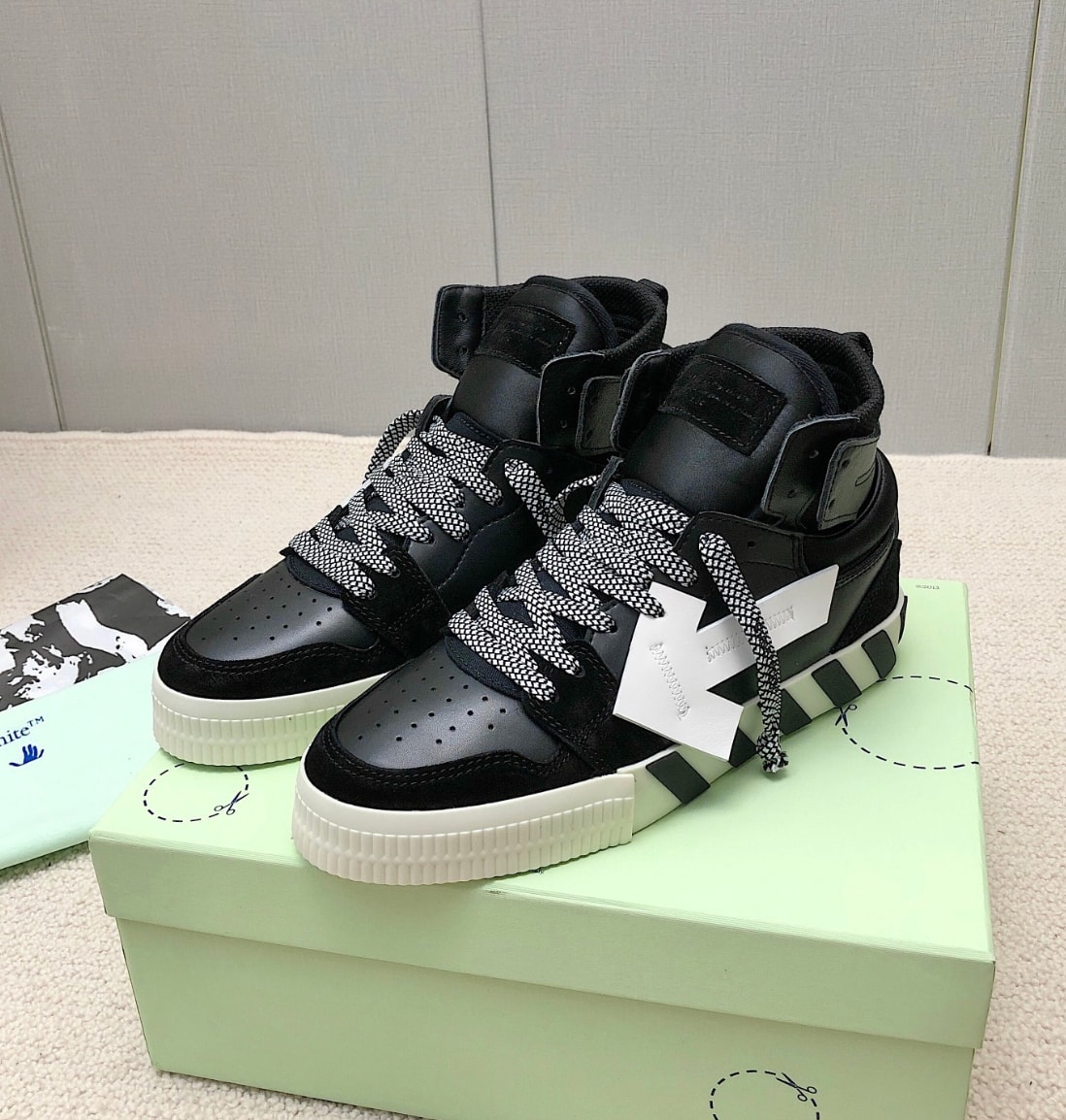 Off-White Vulcanized High Black / White — vista principal