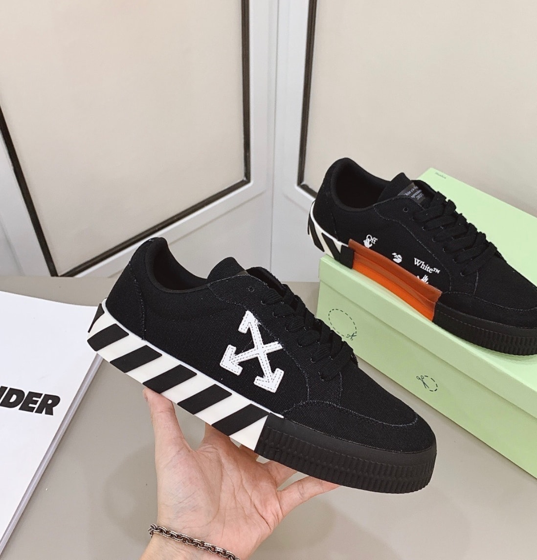 Off-White Vulcanized Low Black Canvas / White Arrow — vista principal