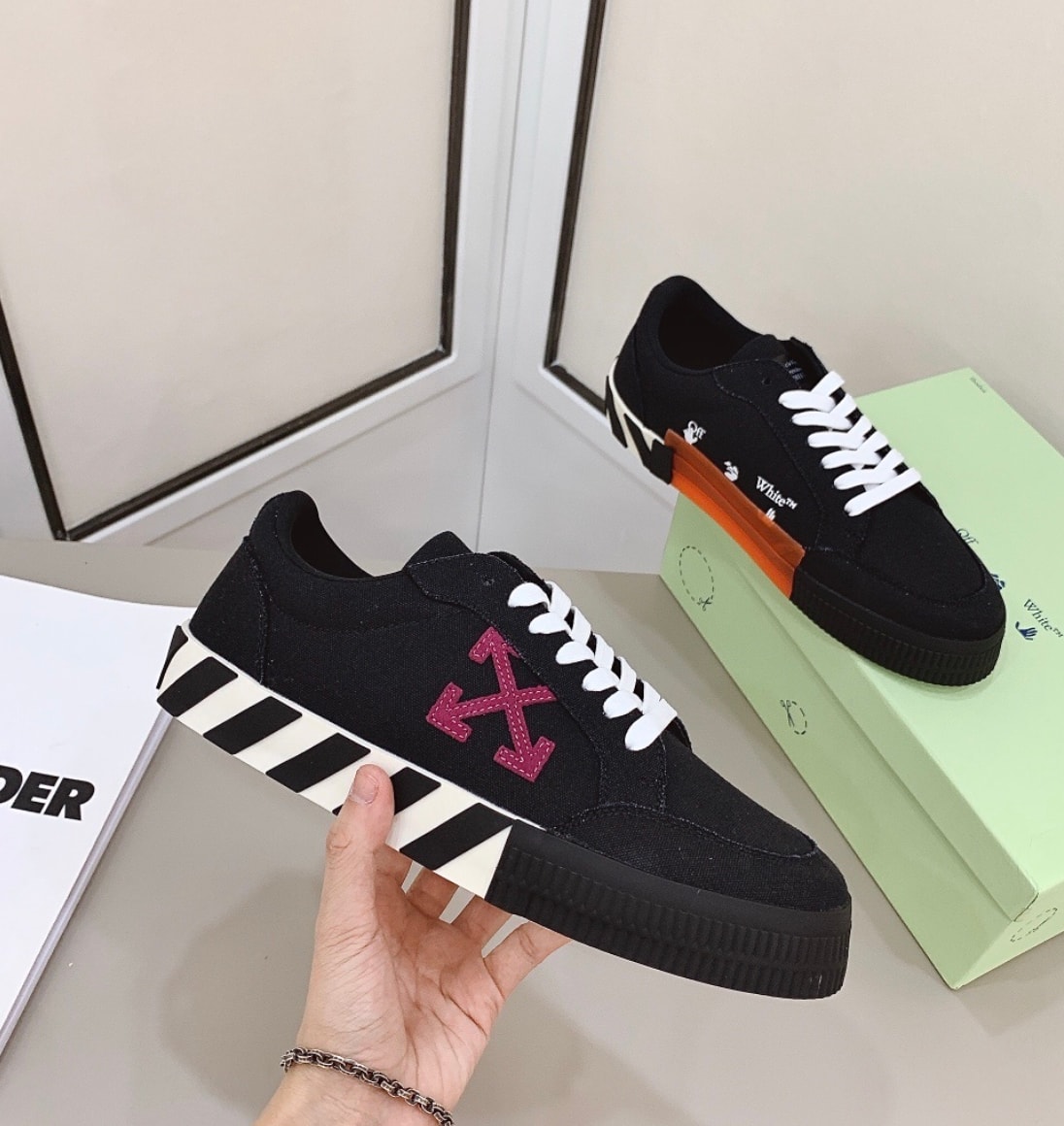Off-White Vulcanized Low Black / Magenta Arrow — vista principal