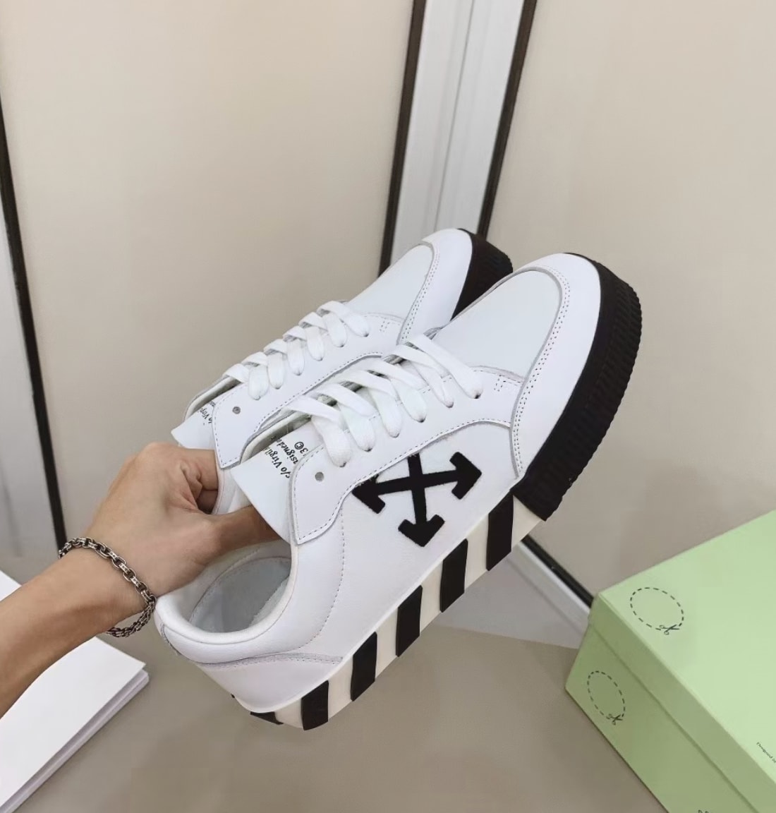 Off-White Vulcanized Low White / Black Stripe — vista principal