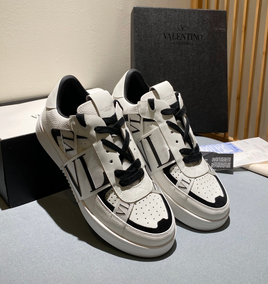 Valentino VL7N Low-Top Black White — vista principal
