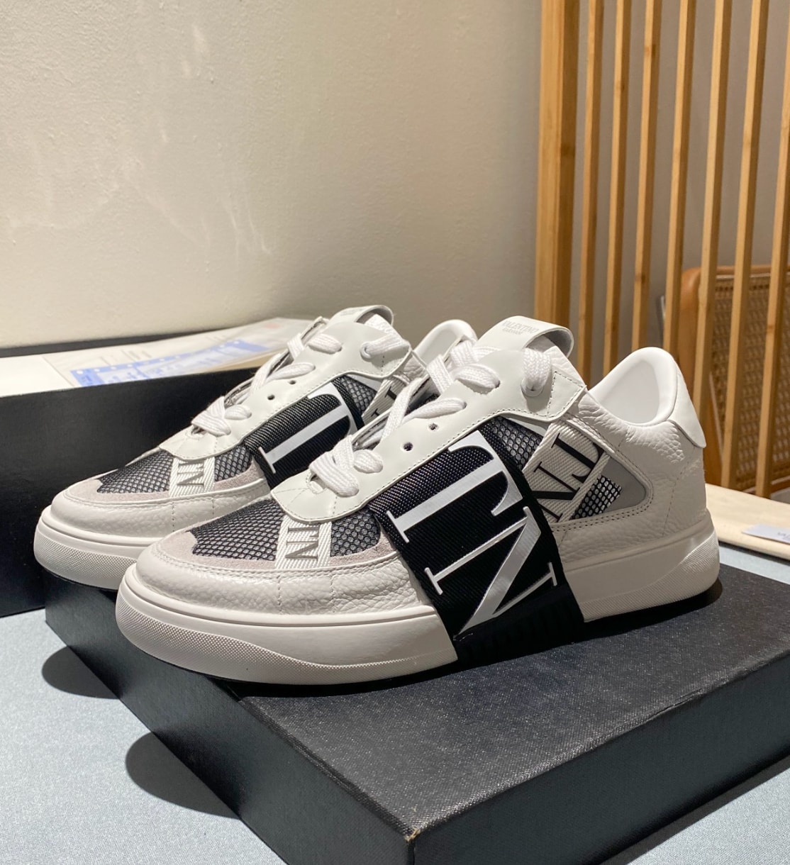 Valentino VL7N Low-Top White Black Mesh — vista principal
