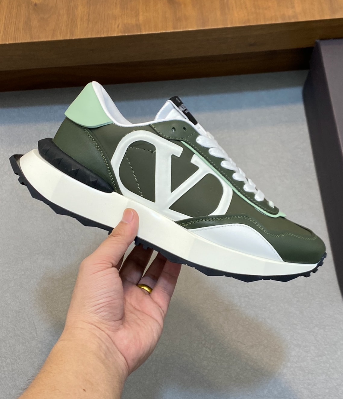 Valentino VLogo Signature Runner Olive Green — vista principal