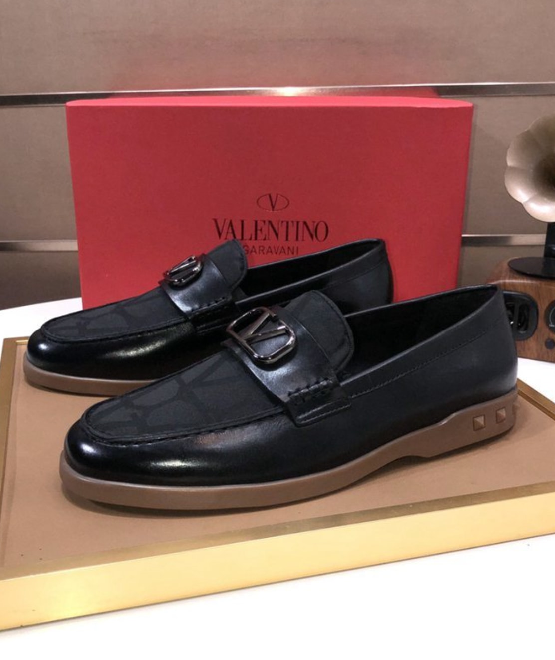 Valentino VLogo Monogram Loafer Black — vista principal